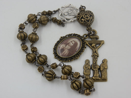Vintage style Saint Therese prayer chaplet, St. Therese of Lisieux, St. Teresa, The Holy Child Jesus prayer Beads, Antique prayer beads.